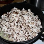 na patelni smażą się siekane w plastry pieczarki