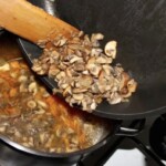 na patelni smażą się siekane w plastry pieczarki