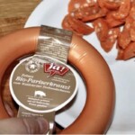 pęto kiełbasy parser w dłoni