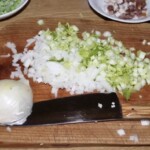 na desce kuchennej znajduje się drobno posiekana cebula