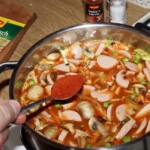 zupa jarzynowa z kiełbasą w garnku