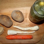 jarzyny korzeniowe na desce kuchennej