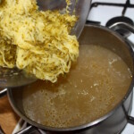 starte ogórki wrzucane są do garnka z bulionem drobiowym