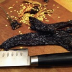 papryczka suszona na desce kuchennej