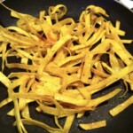 paski tortilli smażą się na patelni