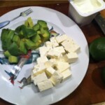 na talerzyku znajdują się kawałki awokado i sera feta