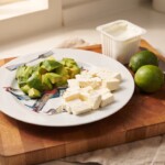 kawałki seraf feta oraz awokado na talerzyku