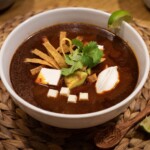 zupa paprykowa z tortillą serem feta i awokado na talerzu
