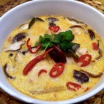 Zupa tajska z kurczakiem i grzybami galangalowa