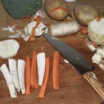 obrane i pokrojone na długie słupki marchewka i korzeń pietruszki