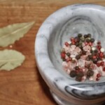 suche przyprawy w moździerzu