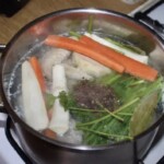 w dużym garnku gotuje się rosół na kurczaku