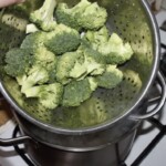 różyczki brokuła na durszlaku