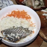 starte warzywa korzeniowe w dużej białej misce