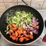 pokrojone warzywa smażą się na dużej patelni