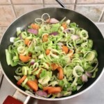 pokrojone warzywa smażą się na dużej patelni