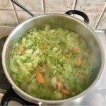 pokrojone warzywa gotują się w garnku