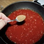 sos pomidorowy dusi się na patelni