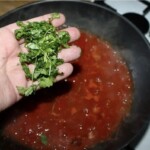 posiekana natka pietruszki w dłoni