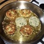 burgery rybne smażą się na patelni