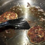 burgery rybne smażą się na patelni