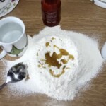 składniki na ciasto na flammkuchen na blacie kuchennym