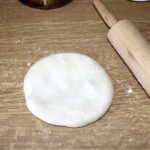 ciasto na flammkuchen na blacie kuchennym