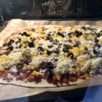 flammkuchen z bresaolą w trakcie pieczenia