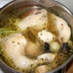 w garnku gotuje się rosół z kurczaka