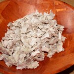 rozdrobnione ugotowane mięso z kurczaka w drewnianej misce