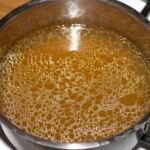 klarowny rosół w garnku