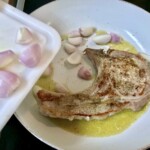 podsmażony kotlet schabowy z kością na talerzu