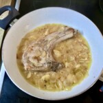 kotlet schabowy z kością dusi się na patelni