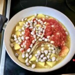 Kotlet schabowy duszony z fasolą i ziemniakami