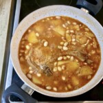 Kotlet schabowy duszony z fasolą i ziemniakami