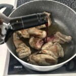 w garnku smaży się mięso w kawałkach i dolewane jest czerwone wino