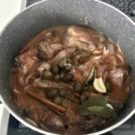 Królik duszony z cynamonem i mandarynkami