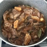 Królik duszony z cynamonem i mandarynkami