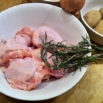 kawałki kurczaka w białej misce