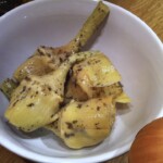 karczochy w oliwie w misce