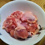 kawałki kurczaka w misce