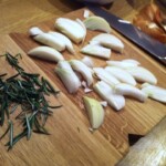 siekana grubo cebula i rozmaryn na desce kuchennej