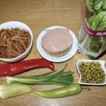 Makaron z mortadelą papryką i groszkiem składniki