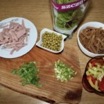 Makaron z mortadelą papryką i groszkiem składniki