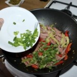 Makaron z mortadelą papryką i groszkiem