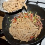 Makaron z mortadelą papryką i groszkiem