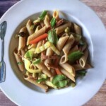 Makaron z mortadelą papryką i groszkiem