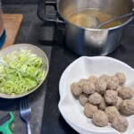 w garnku w bulionie gotują się pulpety po indoenzyjsku