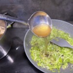 na patelni dusi się pokrojony por