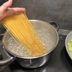 w garnku gotuje się makaron spaghetti